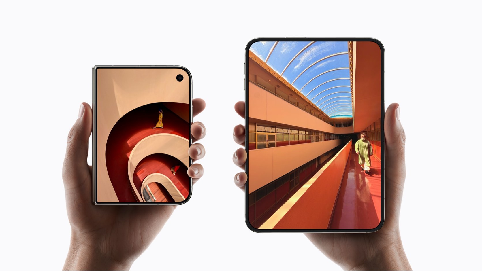 L'iPhone Duo officiel fermé et déplié, avec ses écrans extérieur et intérieur.